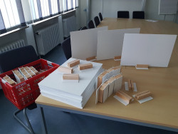 Die Pultteiler warten nun auf ihren Einsatz. Pultteiler im Bausatz