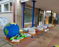Kuchentheke, Spendenglobus und neu angeschafftes Spielgerät der FuFFES Stand in NW bei der Einschulung in die FES im August 2019