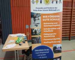 der FuFFES-Stand in OW  -  Premiere des neuen Roll-up Banners Einschulungstag der FES in OW im August 2019 in der Mehrzweckhalle - Blick auf den neuen Banner des FuFFES
