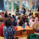 Frau Wall stellt den Erstklässlern den Autor vor Autor Andreas Arnold