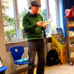 Andreas Arnold liest den Kindern aus Fionrirs Reise vor Andreas Arnold liest den Kindern aus Fionrirs Reise vor