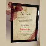 Die Ehrenurkunde für Gerda Seibel Die Ehrenurkunde für Gerda Seibel
