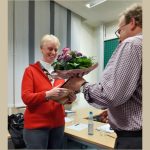 Blumen für Gerda Seibel zur Ehrenmitgliedschaft überreicht von Klaus Bergmann dem 1. Vorsitzenden. Frau Seibel ist Beisitzerin seit 2005, dem Gründungsjahr des Vereins Blumen für Gerda Seibel zur Ehrenmitgliedschaft überreicht von Klaus Bergmann dem 1. Vorsitzenden. Frau Seibel ist Beisitzerin seit 2005, dem Gründungsjahr des Vereins