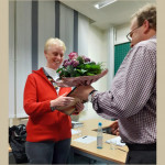 Blumen für Gerda Seibel zur Ehrenmitgliedschaft überreicht von Klaus Bergmann dem 1. Vorsitzenden. Frau Seibel ist Beisitzerin seit 2005, dem Gründungsjahr des Vereins Blumen für Gerda Seibel zur Ehrenmitgliedschaft überreicht von Klaus Bergmann dem 1. Vorsitzenden. Frau Seibel ist Beisitzerin seit 2005, dem Gründungsjahr des Vereins