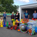 Der FuFFES Vorstand und Fraus Stehle vor den neuen Pausenspielgeräten Der FuFFES Vorstand und Fraus Stehle vor den neuen Pausenspielgeräten