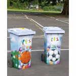 Die künsterlisch getalteten Tonnen als Aufbewahrungsort für Bälle Die künsterlisch getalteten Tonnen als Aufbewahrungsort für Bälle