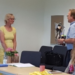 Frau Stehle erhält für ihre außergewöhnliche Initiative ein Präsent überreicht von Klaus Bergmann 1.VS Frau Stehle erhält für ihre außergewöhnliche Initiative ein Präsent überreicht von Klaus Bergmann 1.VS