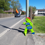 Max zeigt an: Bitte langsam fahren! Max zeigt an: Bitte langsam fahren!