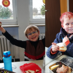 Da kommt Freude in der 1b auf - Die Kräppel schmecken sichtbar lecker! Da kommt Freude in der 1b auf - Die Kräppel schmecken sichtbar lecker!